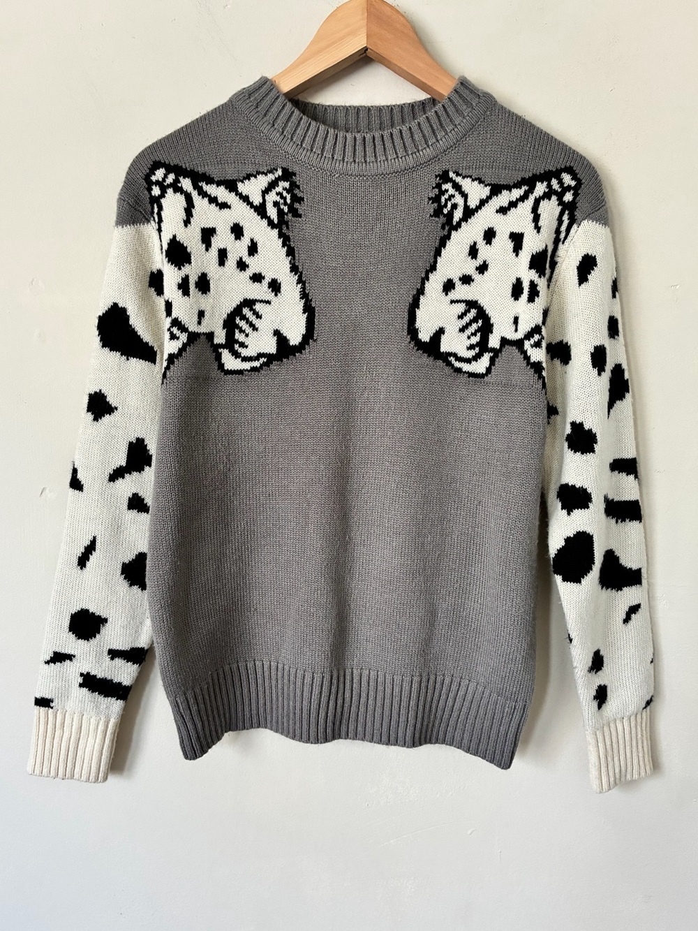 Angashion Gray and Cream minimalist Leopard Sweater M